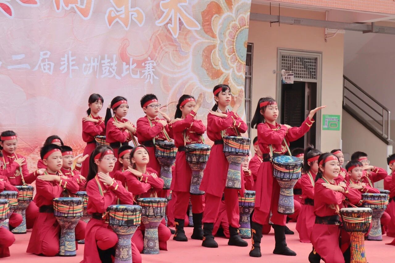 以鼓为媒，以爱共育——第二十二届家委会暨第二届千人非洲鼓比赛圆满结束